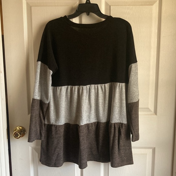 Egy California tri color ruffled tunic XL - Picture 2 of 5